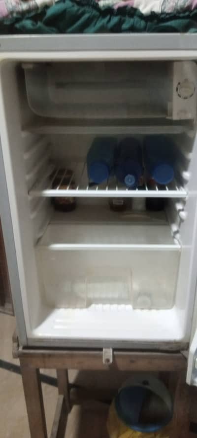Room refrigerator 85L / urgent sale