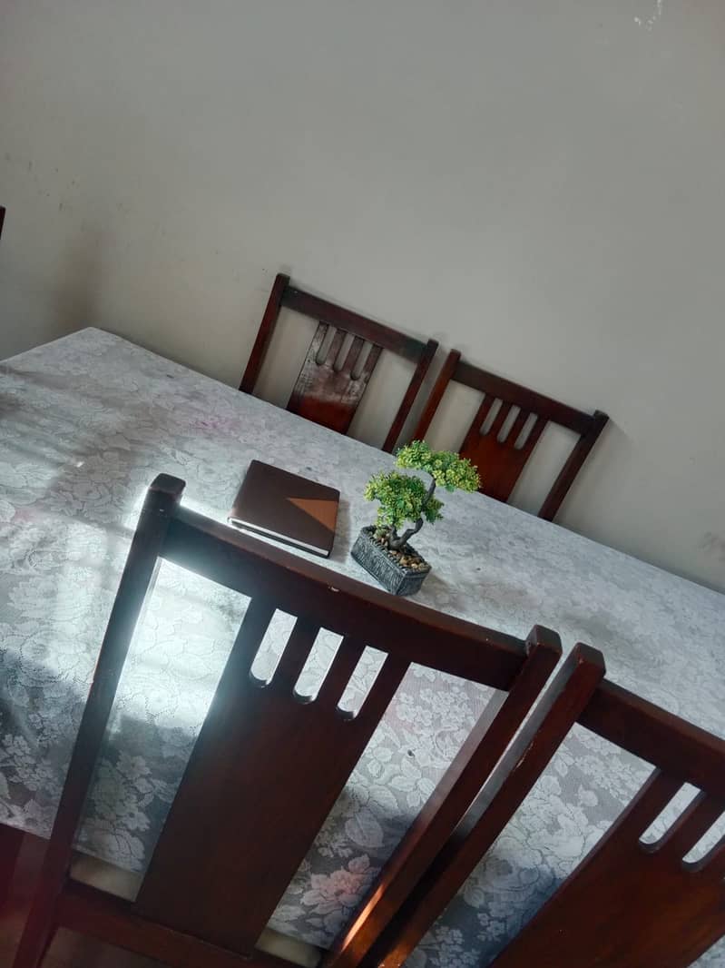 DINING TABLE 4