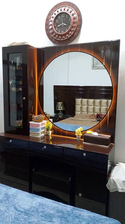 bed dressing with side tabble