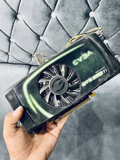 Nvidia GTX 550 Ti  1 GB 192 bit