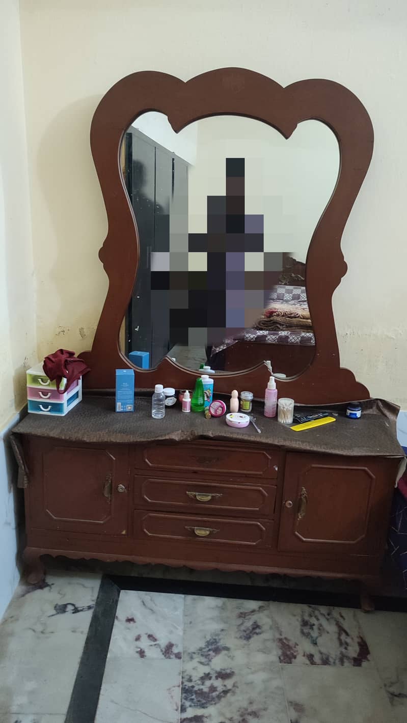 2 single beds 1 dressing table 0