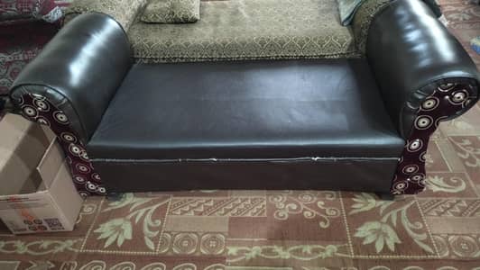 Dewan for sale in good condition with table free