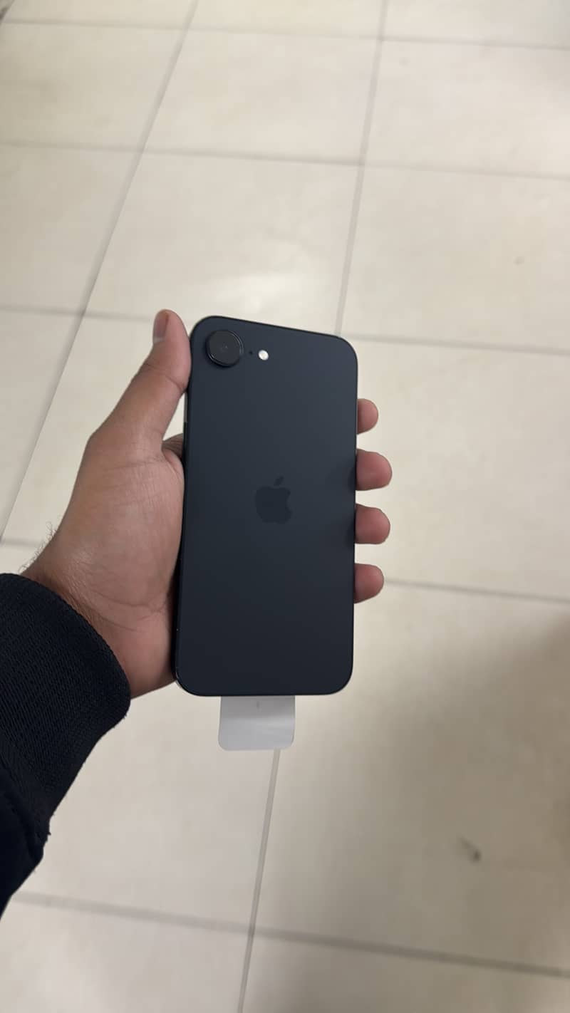 Apple iPhone 16e 7