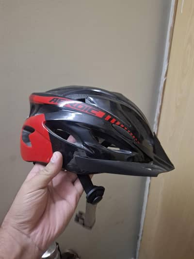 AEROIC CYCLING HELMET (M)
