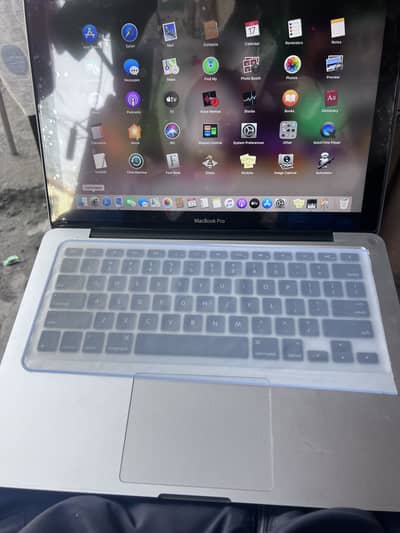 mcbook pro 2012 10/10 with original charger and mouse