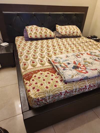 King bed with two side tables