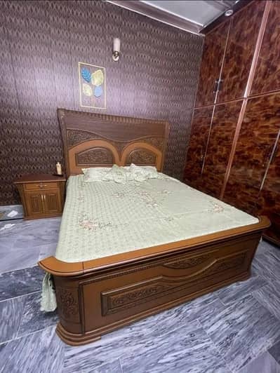 Afgni Bed With Two sitables