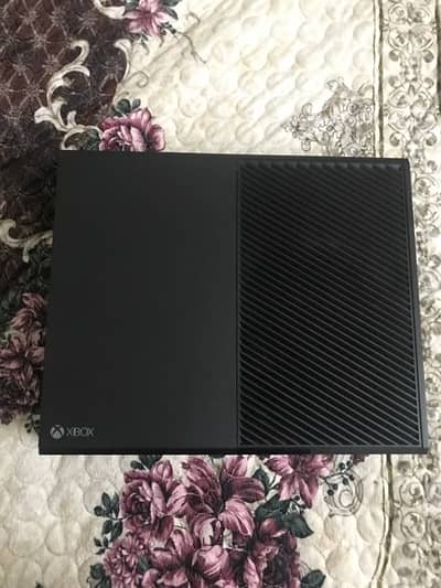 Xbox one ( 500gb ) with 2 controllers plz read description