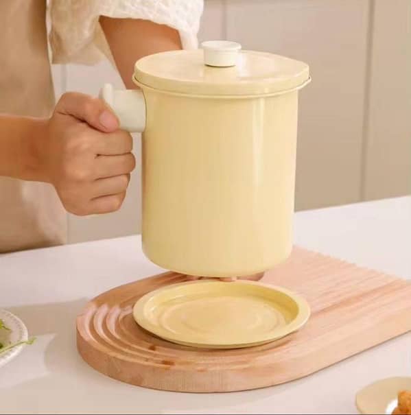 Oil Storage Container with Fine Mesh Strainer for Kitchen Restaurant Cooking 1.4L