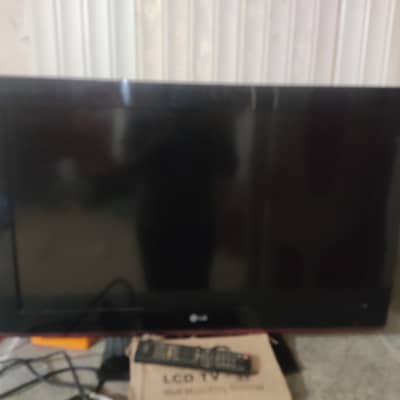 LG LCD 32 INCH SCREEN IN LUSH CONDITION URGENT SALE