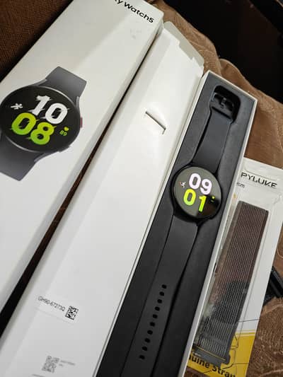 Samsung galaxy watch5 44m Watch 5 new condtion complete box accesries