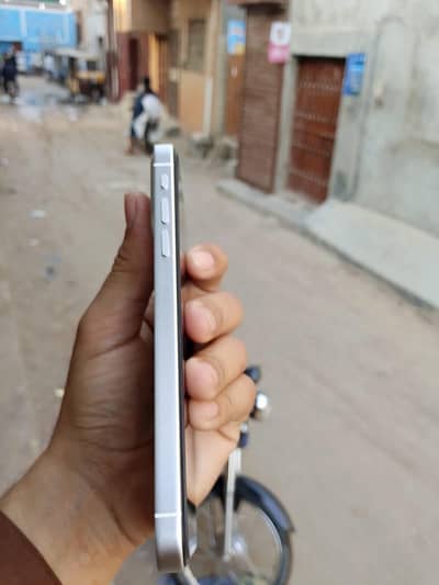 i phone xR. . rem. 65. . . batry . 79. . 0336/82/11/934. . . .