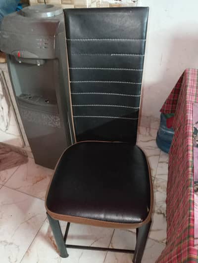 6 chair with dinning table cast iron ki h A1 condition neeche tray h