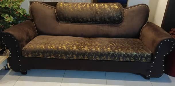 SOFA 3 SEATER A ONE CONDITION ALL OK HA KOI FAULT NAHI BILKUL NEW HA