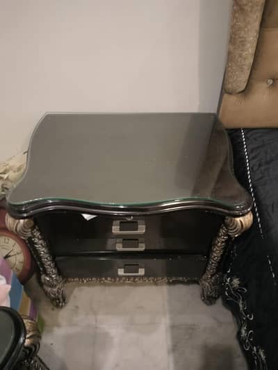 full bed set with 2 side tables Nd dresser