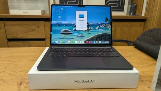 MacBook Air M4 2025 13" 16/256  with Apple care plus warranty