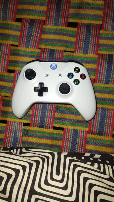 Xbox One s White controller