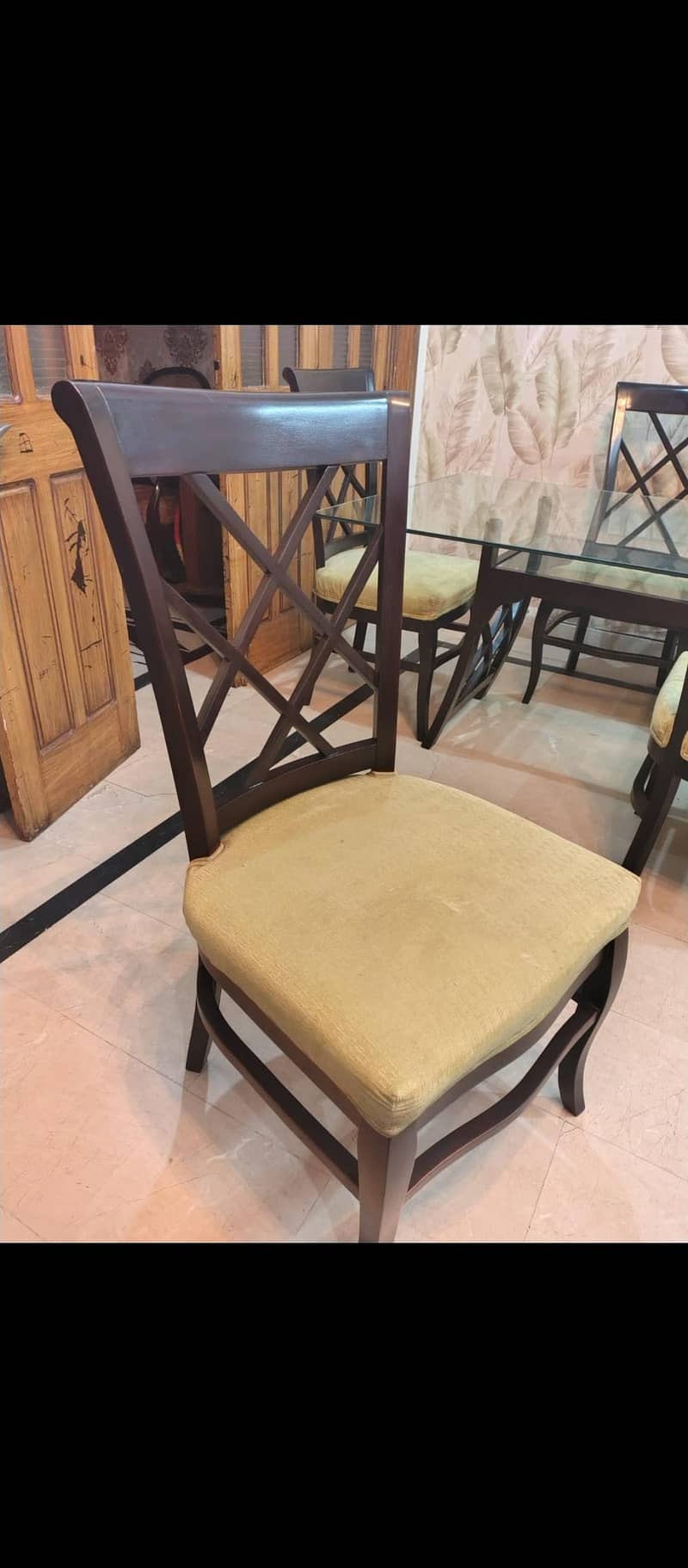 Six seater dining table. 3