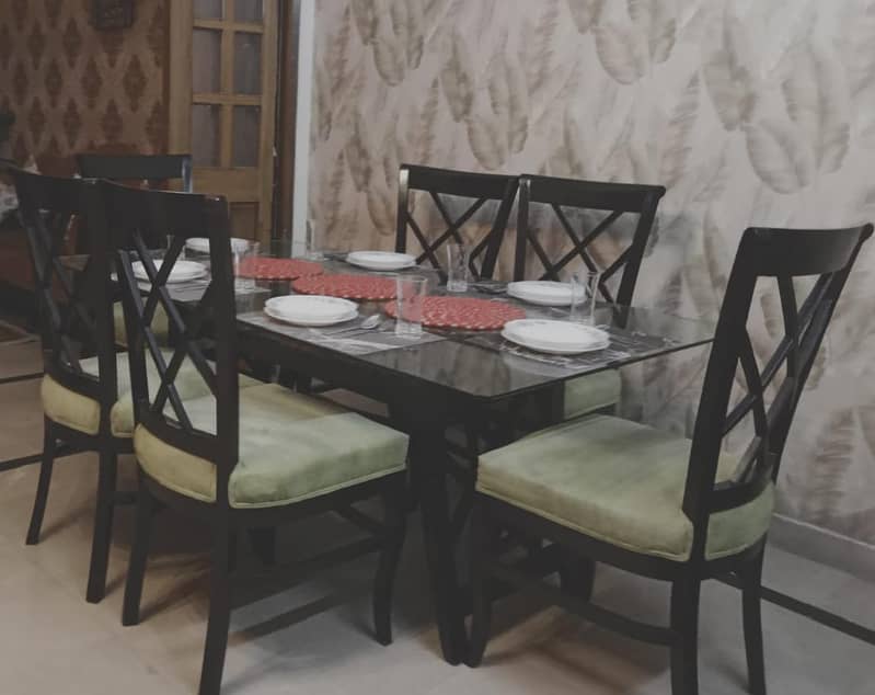 Six seater dining table. 4
