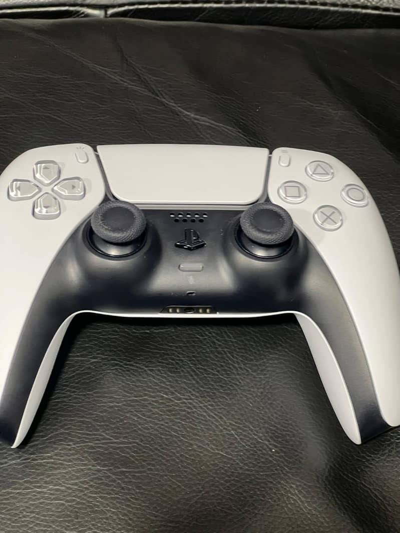 PS5 controller 10/10 condition 1