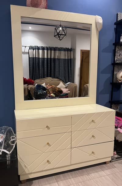 Dressing table(off white dico painted)