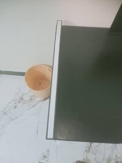 gaming / working table 10/10  condition