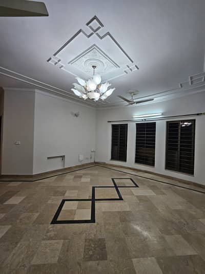 E-11/4 10 marla grund portion Available for rent in e11 Islamabad