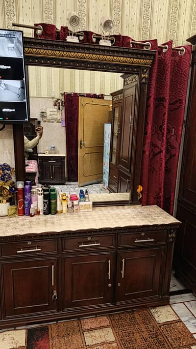 یہ شیشہ الماری لکڑی کی ہے۔