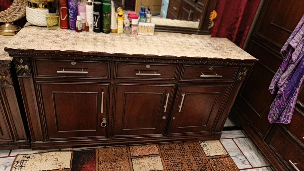 یہ شیشہ الماری لکڑی کی ہے۔ 1