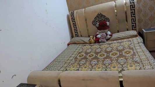 bed with mattress dressing table