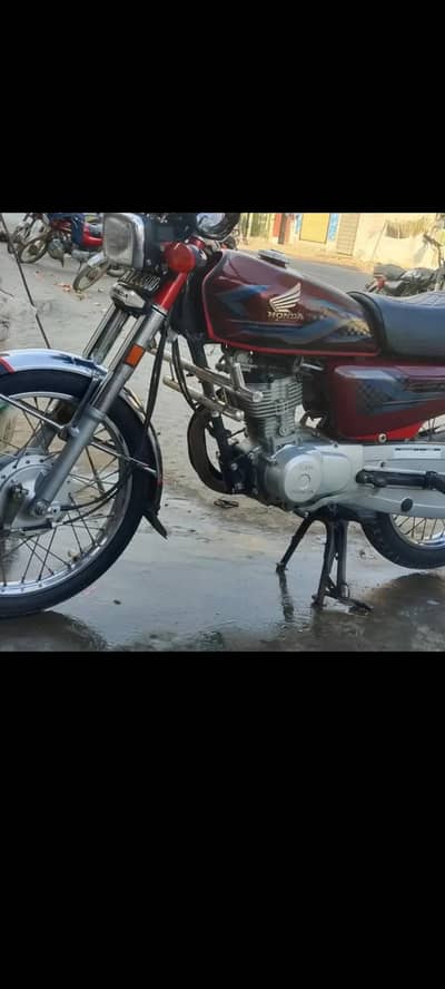 Honda 125 23/24  model red colour
