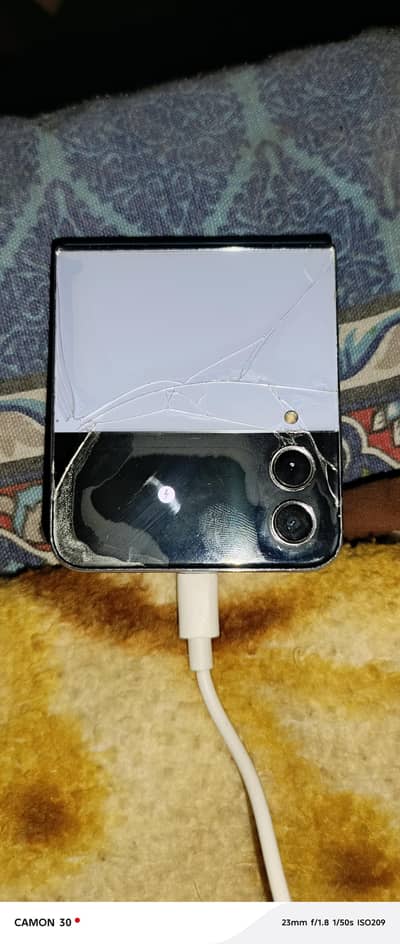 Samsung Z Flip 4 Demo LCD Damage