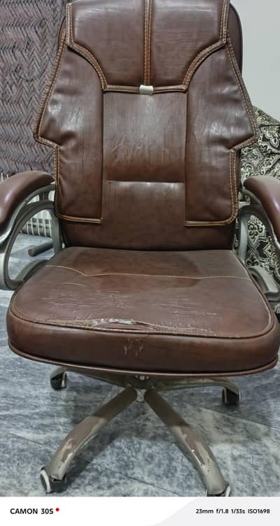 good chair achi condition hai thori dair use ki hai baqi boht achi hai