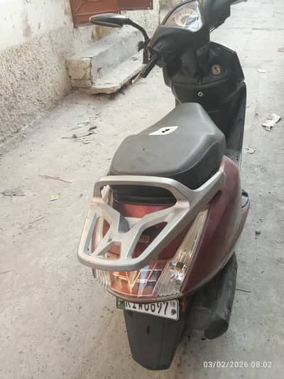 United 100 cc Scooty petrol and self start