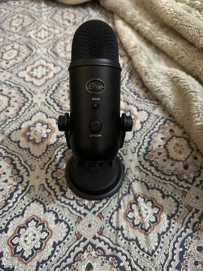 Blue yeti mic in awesome condition