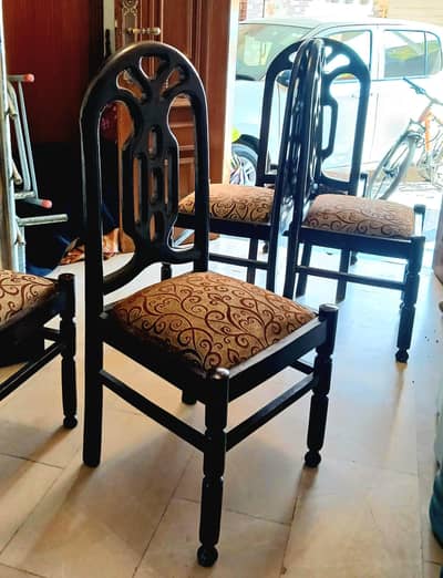 Dark Stained oak [Chairs]  with beautiful and antique design