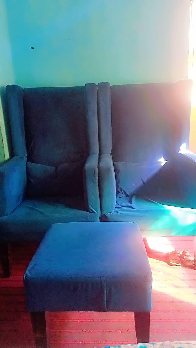 good condition 2 sofah one table 0