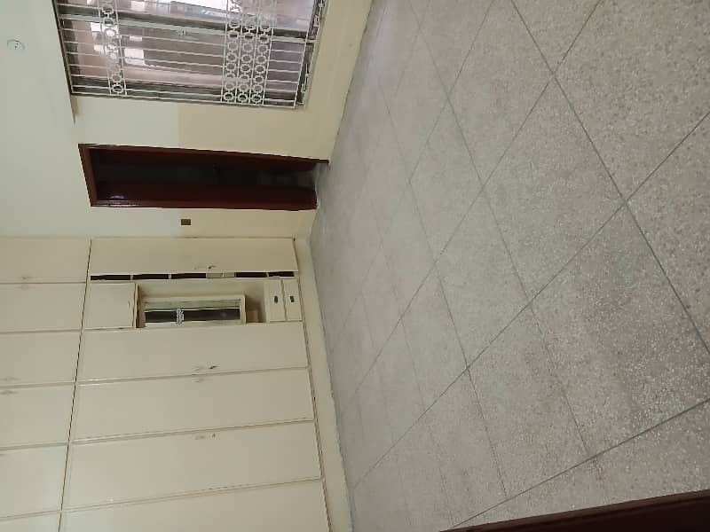 5 Beds Attached Baths 0