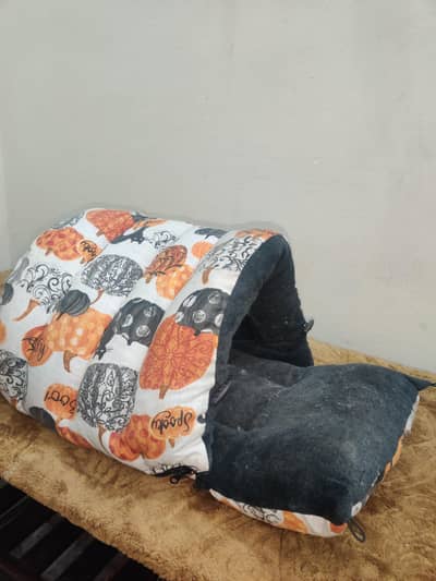 cats house , food tray and pats accessorie