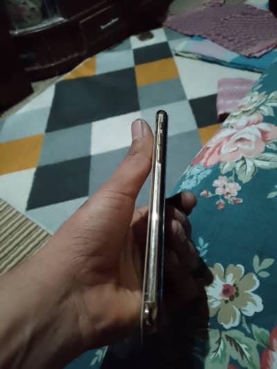 Iphon xs 10 by 9 condition 64gb battery halt 77 colour golden