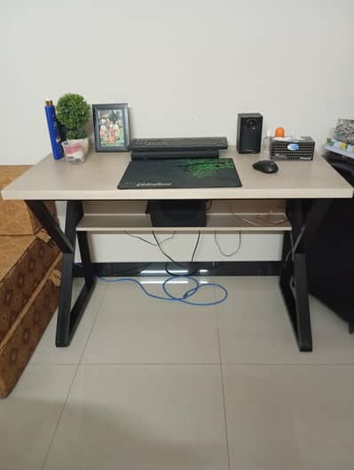 Workstation/computer table with Revolvkng office chair