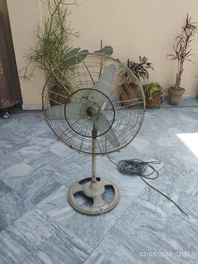 High speed pedestal fan in good condition