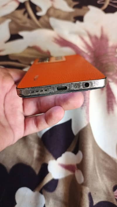 good condition mobile with box charger