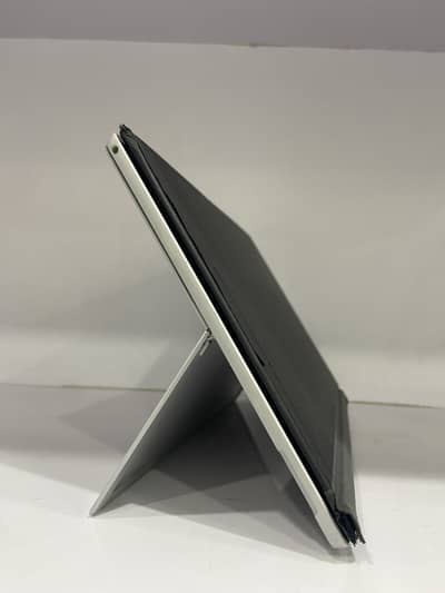 Surface Pro5 Core i5 Gen7th 8GB Ram 256GB Ssd 4GB Intel Graphics Touch