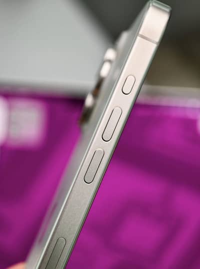 American Model One Hand used Iphone 15 pro max with box. .