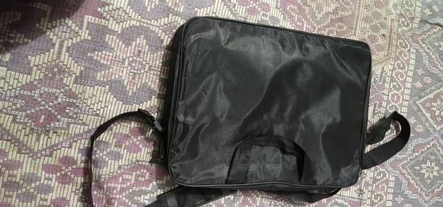 lptop ka bag ha upto 16 inch ke liye or sath choty bags or hen