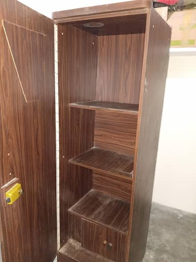 almari hay baqi saman ye saman bhi hay sat mai