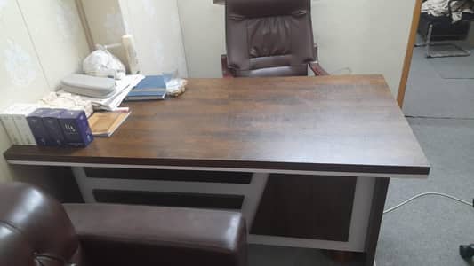 Boss Table Brand new condion