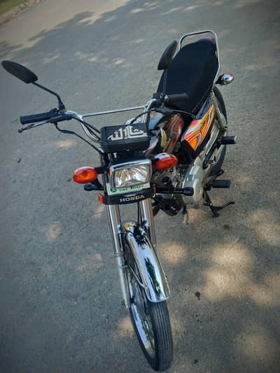 یہ سیل کر کے نیو بائک لینی ہے