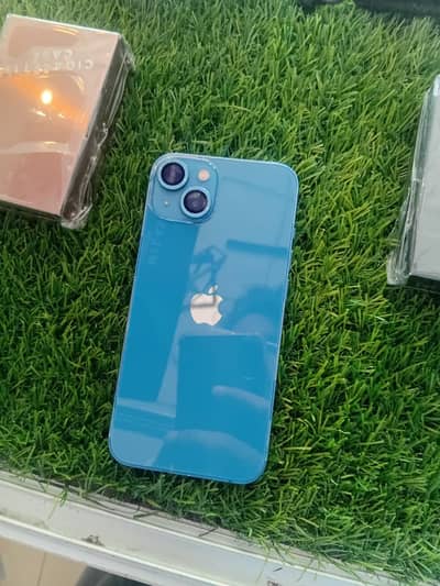 IPhone 13  10/10 condtion pack phone